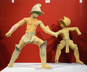 Figurines de gladiateurs en terre cuite.