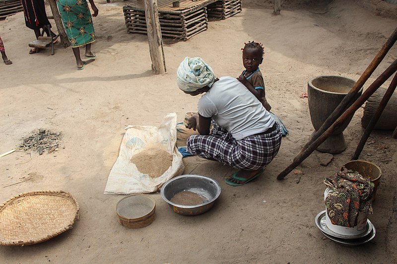 File:Stoelen hebben ze niet in Senegal in de dorpjes vrouwen doen veel werk hurkend.jpg