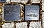 Am Denkmal der von Nationalsozialisten niedergebrannten Synagoge befinden sich auch die beiden Stolpersteine von Kurt und Eduard Singer.