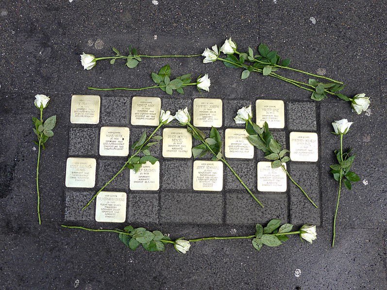 File:Stolpersteinverlegung Deutzer Gymnasium Schaurtestraße (13).jpg