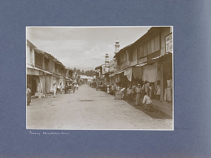 File:Straat in de Klingalese Kamp in Padang, RP-F-F01149-EW.jpg