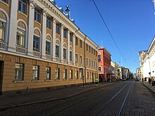 Street with tram boarding island (40872594870).jpg