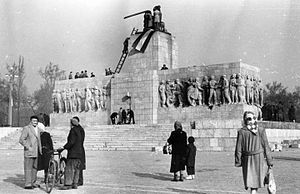 Budapest Stalin-Denkmal: Bauweise, Hintergrund, Zerstörung