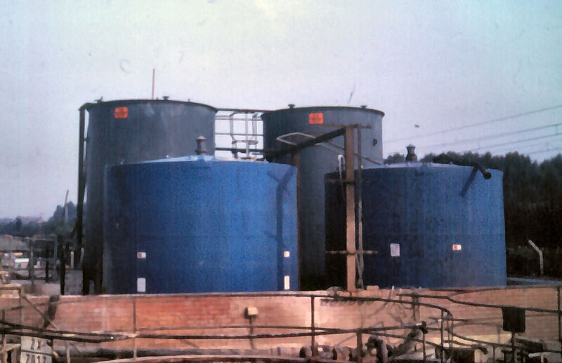 File:Tanks in bund.jpg