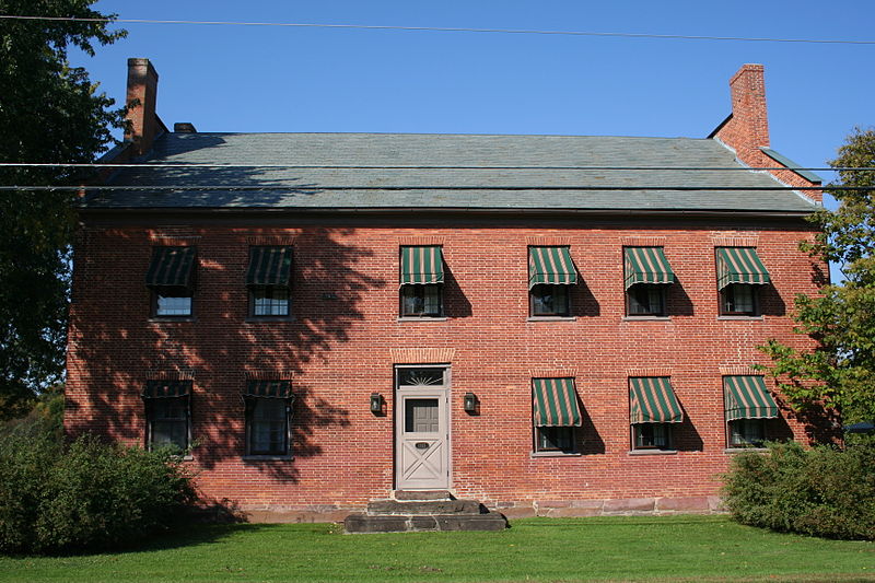 File:Tavern on Mutton Hill.JPG