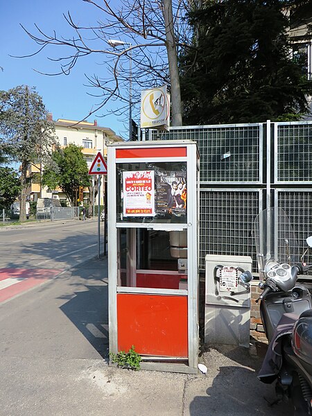 File:Telephone booth in Italy 02.JPG