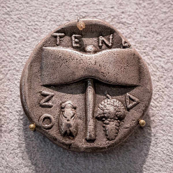 Archivo:Tenedos - 375-360 BC - silver tetradrachm - janiform head of man and woman - double axe - Berlin MK AM.jpg