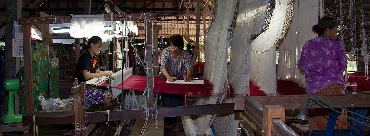 File:Thai Silk Cloth - Ban Tha Sawang.jpg - Wikipedia