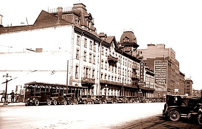 Le Queen's Hotel à Toronto.jpg