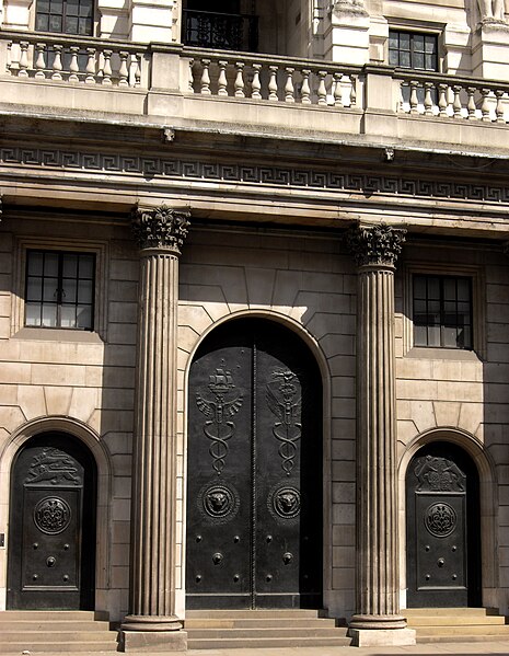 File:Threadneedle Street doors, Bank of England.jpg