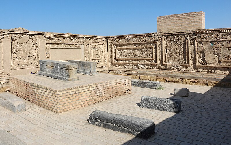 File:Tombs at Chor-Bakr Mausoleum 02.jpg