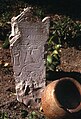 Stèle du tophet de Carthage avec main ouverte, poisson et signe dit de Tanit.