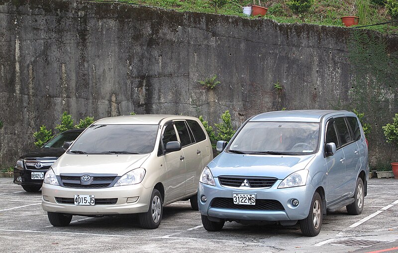 File:Toyota Innova & Mitsubishi Zinger (29085757574).jpg