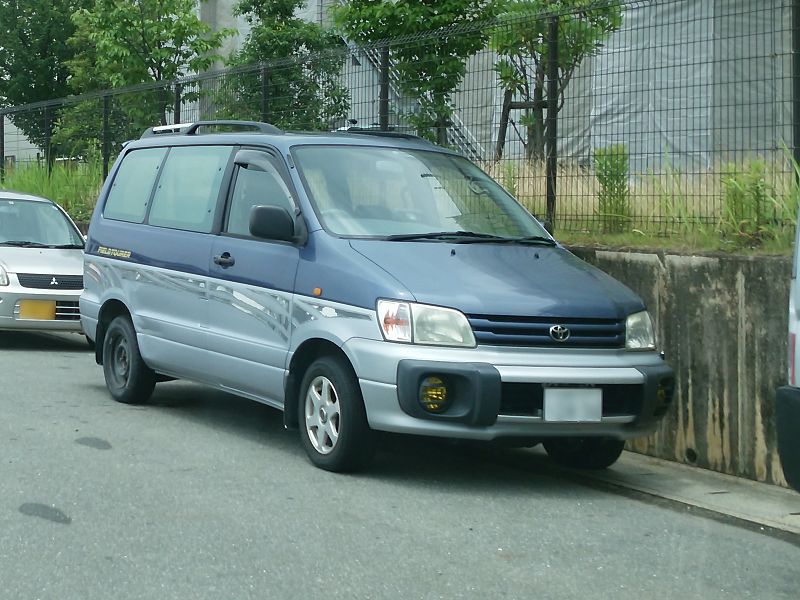 File:Toyota townacenoah fieldtourer blue f.jpg