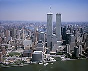 Het complex en de Twin Towers in de zomer van 2001