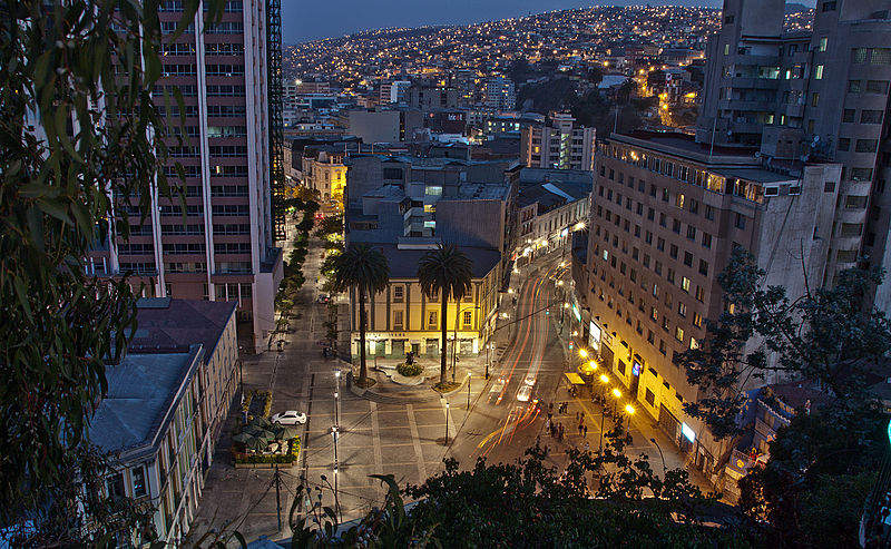 File:Valparaiso en la noche.jpg