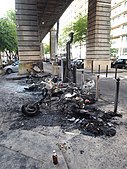 Spalone skutery w Paryżu – przykład wandalizmu złośliwego