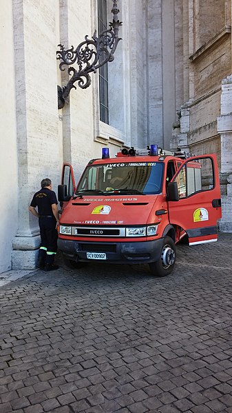 File:Vatican Fire engine 20141005 114427.jpg