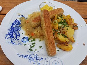 Seltene Ausnahme - vegane Bratwürste mit Sauerkraut und Bratkartoffeln