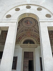 Una variación de la ventana palladiana o veneciana, con óculos redondos, en Villa Pojana (1548-1549)