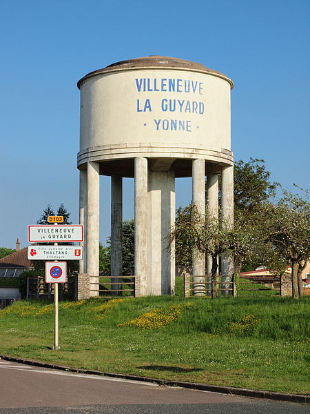 File:Villeneuve-la-Guyard-FR-89-château d'eau-06.jpg