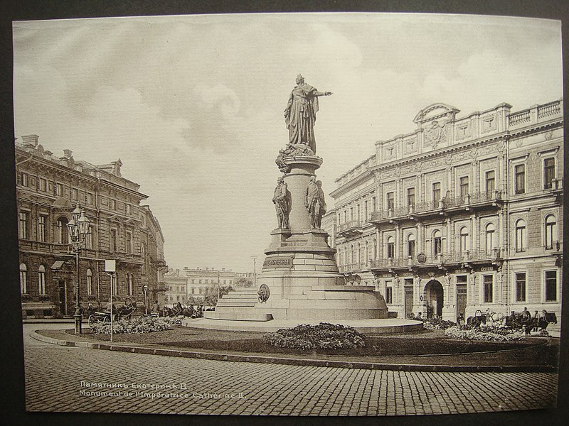 https://upload.wikimedia.org/wikipedia/commons/thumb/a/a0/Vue_de_Odessa_Monument_Imperatrixe_Catherine_II.JPG/800px-Vue_de_Odessa_Monument_Imperatrixe_Catherine_II.JPG