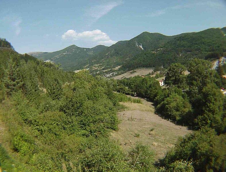 File:Vue de Val-Maravel prise depuis La Bâtie-Crémezin.jpg