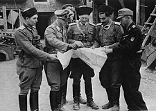 Major Ivan Děnisovič Frolov (uprostřed) ve skupině důstojníků v době Varšavského povstání srpen 1944