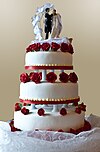Свадебный торт с фигурками молодожёнов