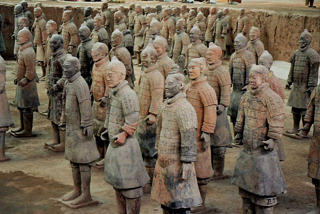 פסלי חיילי הטרקוטה אשר נתגלו ב-1974 במאוזוליאום של צ'ין שה-חואנג.