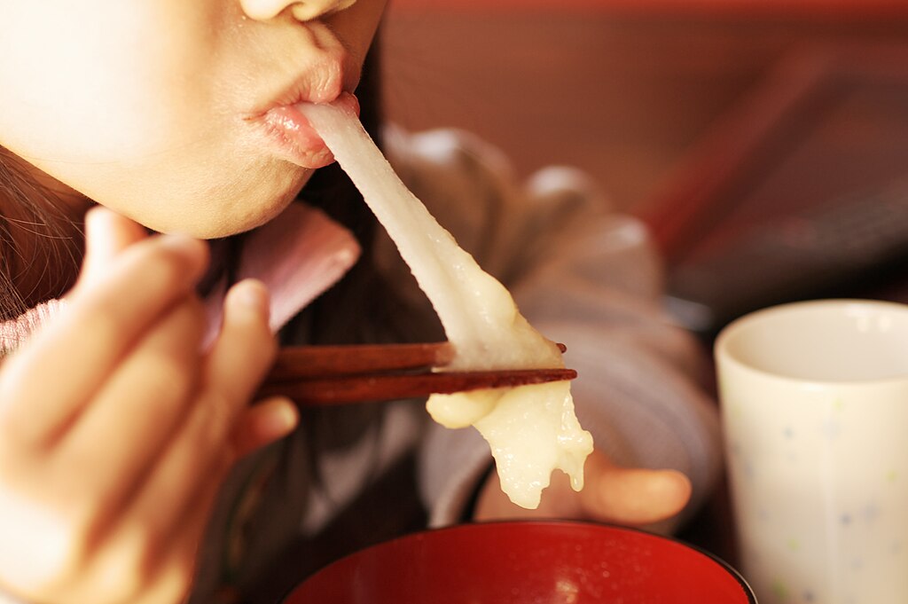 mulher comendo mochi