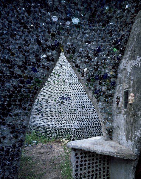 File:"Bottle House," an artist's home made largely of bottles near Beaumont, Texas LCCN2011635368.tif