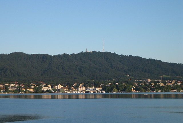 Vue de l'Uetliberg depuis Zollikon.