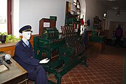 Ława dźwigniowa nastawnicy mechnicznej scentralizowanej. W głębi aparat blokowy. Obecnie znajduje się w Železniční muzeum moravskoslezské w Ostrawie.