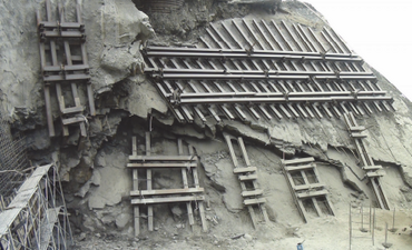 芙谷峩橋邊坡多次坍塌後，改打設H型鋼保護邊坡。
