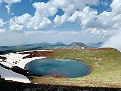 Гора Аждахак, 3597 м. Кратерне озеро.