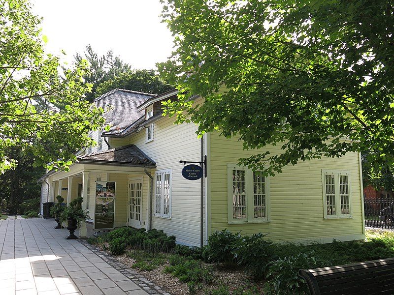 File:002 Rideau Hall (Ottawa), centre de visitants, vora Thomas Gate.jpg