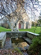 Vue d'ensemble du lavoir, de la fontaine et de la chapelle