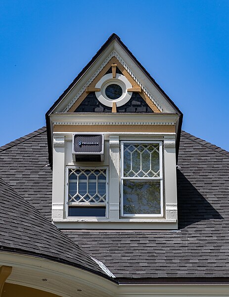 File:1908 Sheridan Road Northwestern University Evanston Illinois Dormer Window 2021-3995.jpg