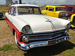 Calandre d'une Customline deux portes de 1955.