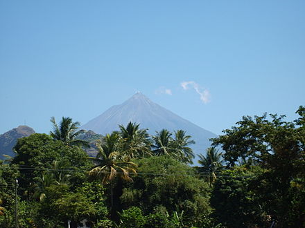 The Pacific Lowlands are overlooked by the volcanic chain of the Sierra Madre to the north