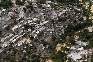 Zniszczone budynki mieszkalne w Port-au-Prince