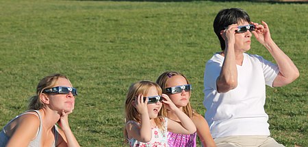 Tập_tin:2012_May_20_Albuquerque_Open_Access_Eclipse_Viewing.JPG