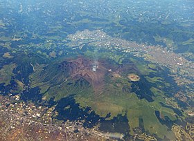 Vue aérienne du mont Aso au sein de sa caldeira.
