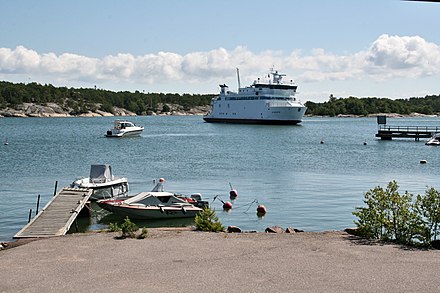 Ålandstrafiken ferry Viggen from Åland arriving in Vuosnainen (quay to the right).