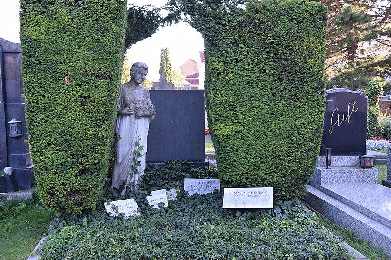 File:2017-08-147 281 Friedhof Hietzing - Victor Léon.jpg