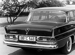 Photo en noir et blanc de la face arrière d'une voiture allemande des années 1960.