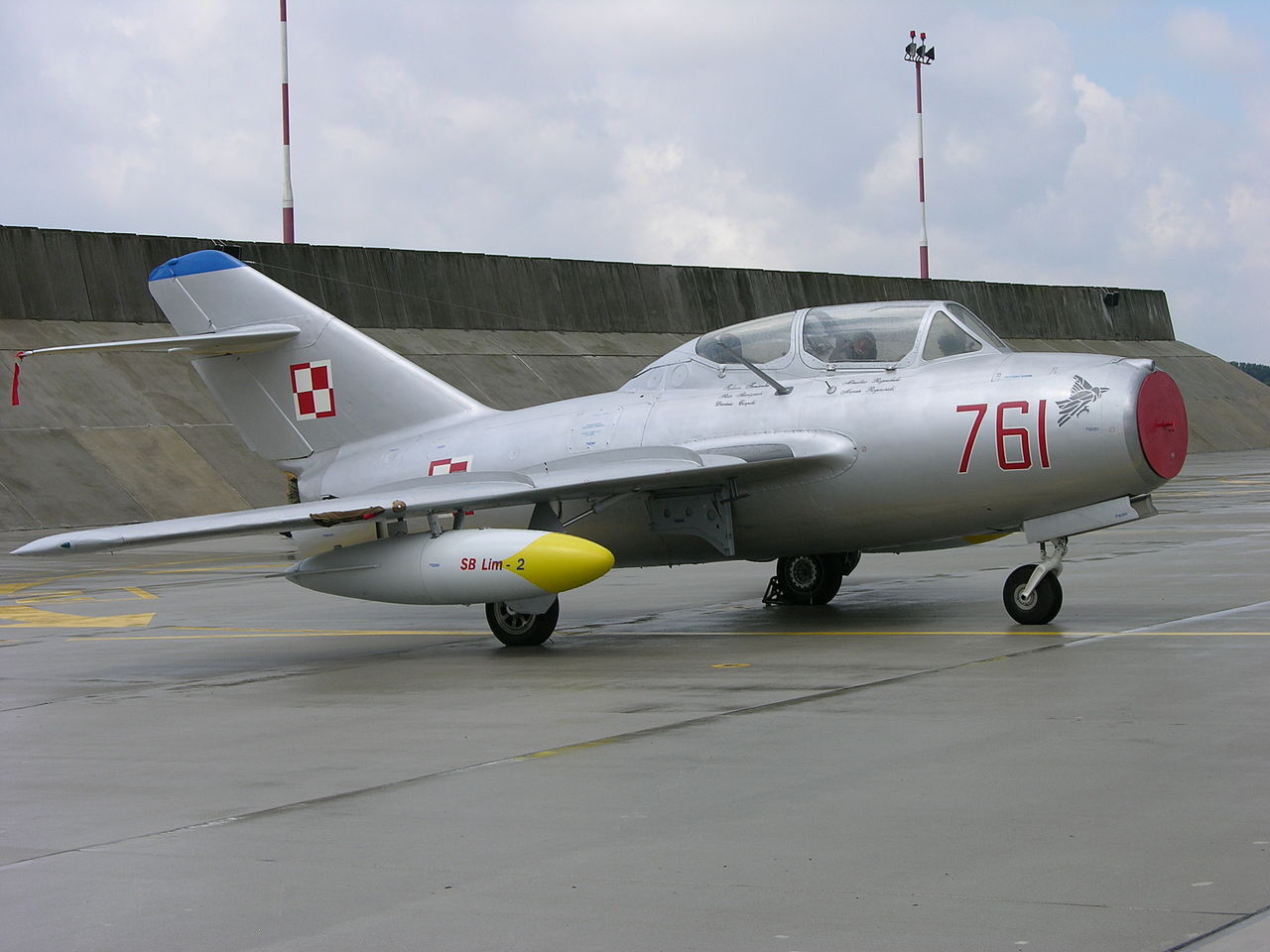 File:761 a MiG-15UTI preserved at Poznan-Krzesiny (3118035907).jpg -  Wikimedia Commons