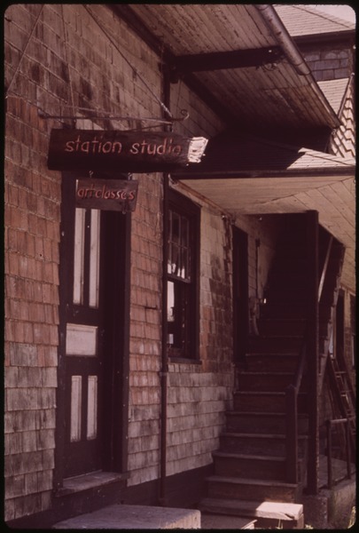 File:ABANDONED RAILROAD STATION AND FREIGHT ROOM OF THE NEW YORK CENTRAL WERE CONVERTED TO AN ART STUDIO (THE STATION... - NARA - 554564.tif