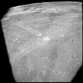 高太陽角度下阿波羅15號拍攝的照片，顯示了二道突出的輻射紋。